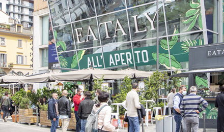 Milano, illustrazione in piazza con Eataly