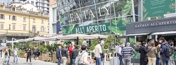 Milano, illustrazione in piazza con Eataly