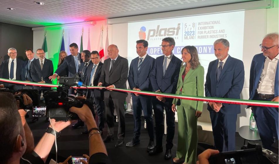 Esponenti del Governo e imprenditori all’apertura di Plast 2023