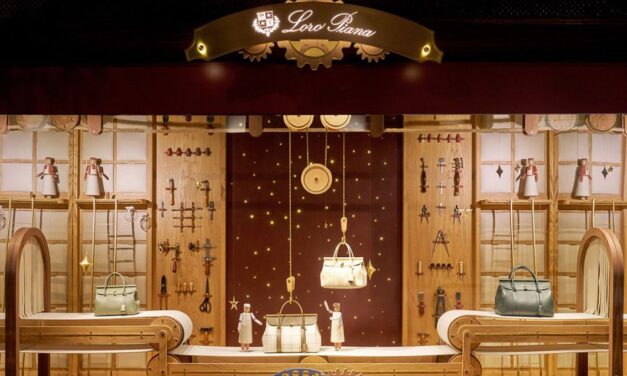 Natale 2024: Loro Piana riveste di cashmere le vetrine di Harrods