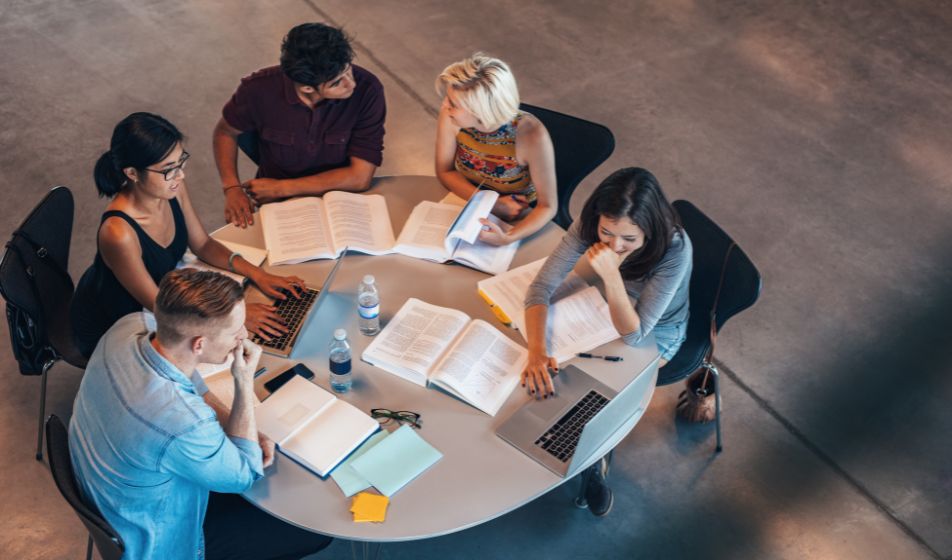 Università, per l’88% dei docenti il libro di testo è lo strumento più efficace
